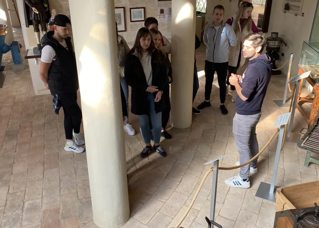 studenci zwiedzają piwnicę z winami