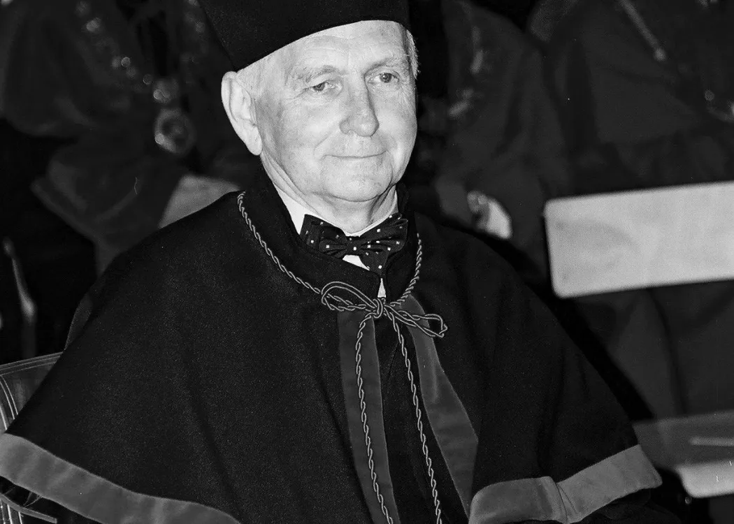 prof. Wężyk siedzi