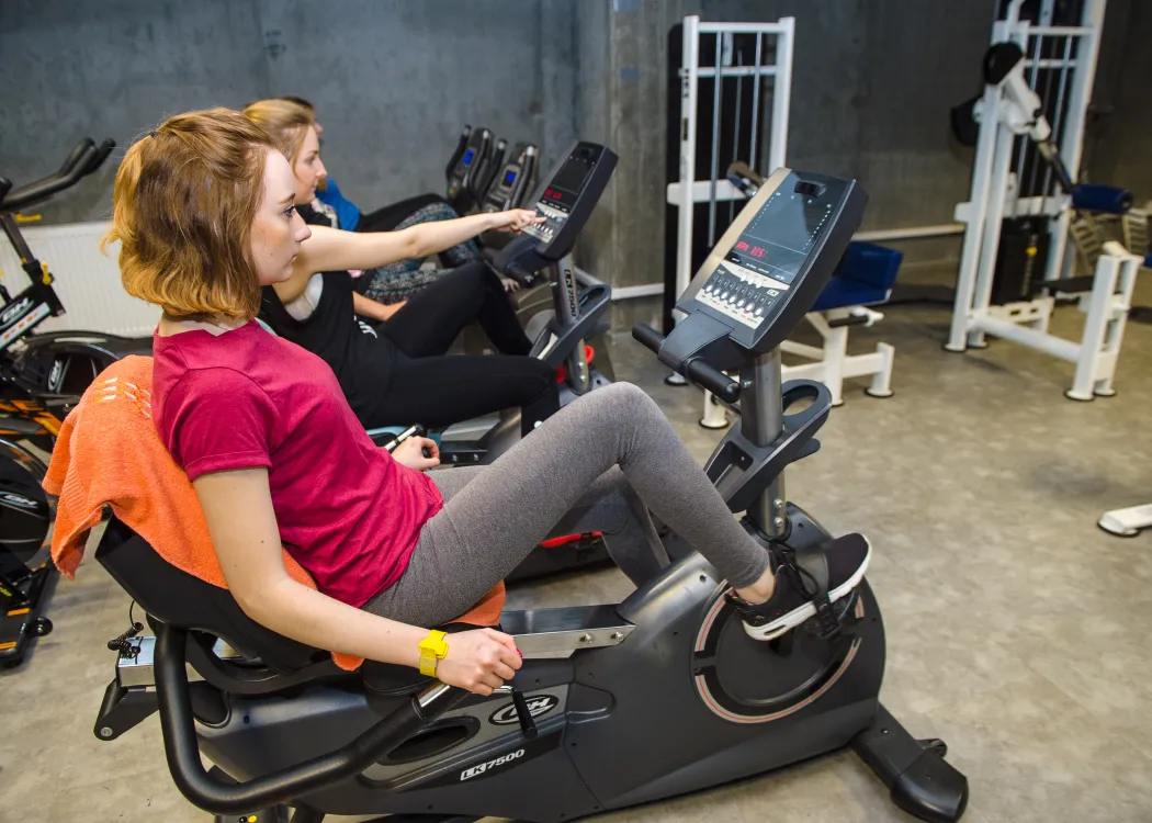 Studenci na siłowni