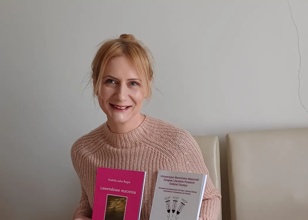 Dr Kamila Regin z książkami swojego autorstwa