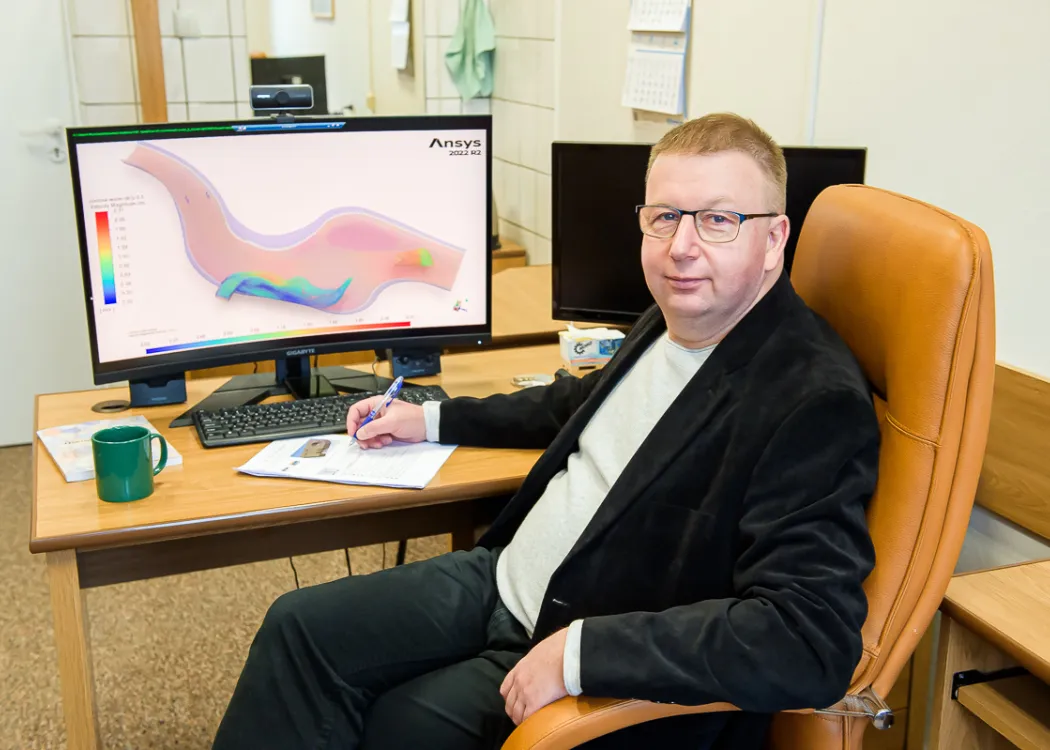 Prof. Wojciech Sobieski przy biurku