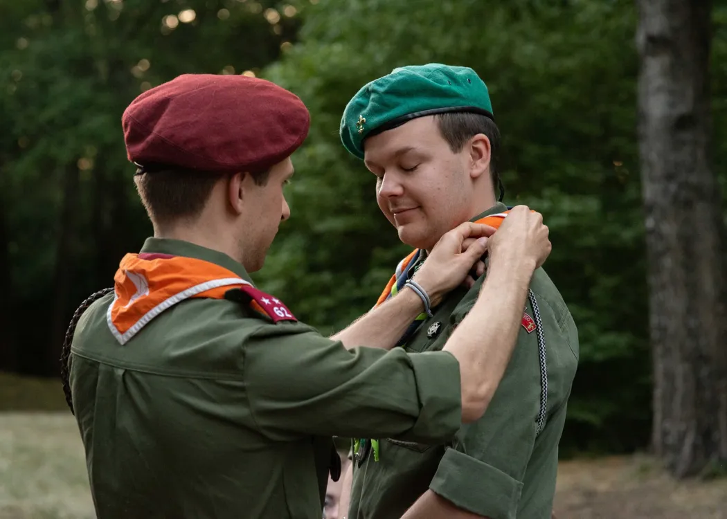 Miłosz Pawlak przekazuje władzę w kręgu harcerskim Jakubowi Maziewskiemu