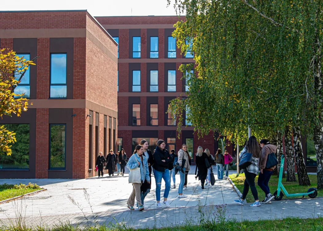 Studenci przed budynkiem WNS i WPiA