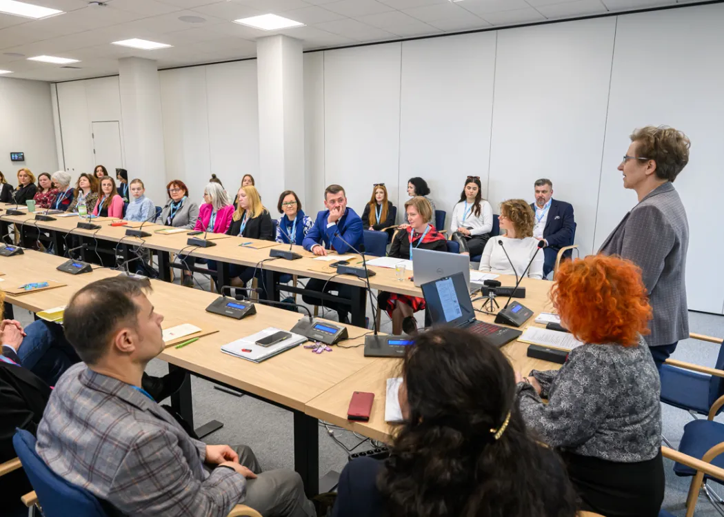Słuchacze seminarium o pieczy zastępczej siedzą 