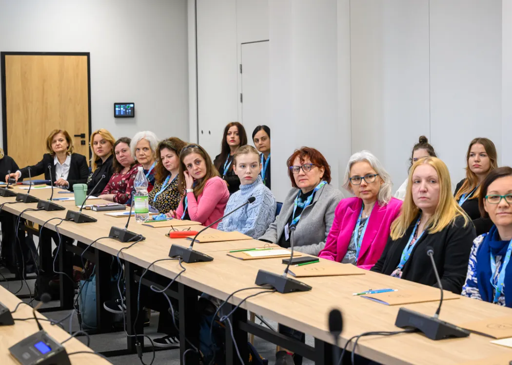 Słuchacze seminarium o pieczy zastępczej siedzą 