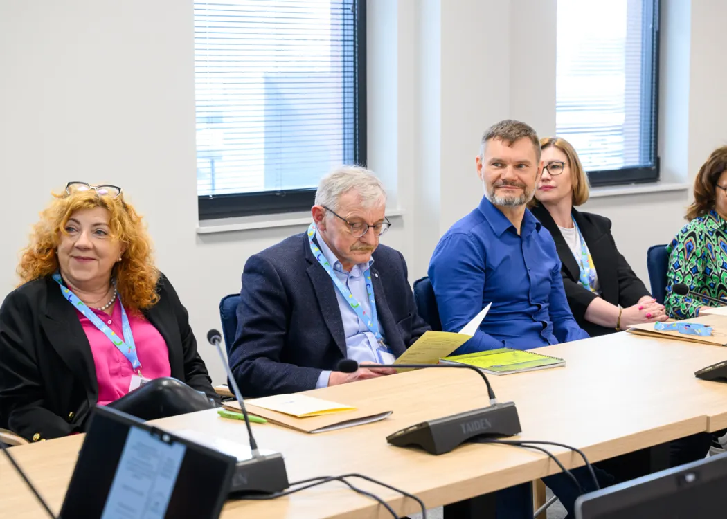 Słuchacze seminarium o pieczy zastępczej siedzą 