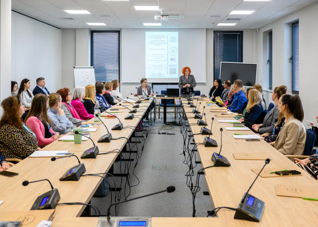 Słuchacze seminarium o pieczy zastępczej siedzą 