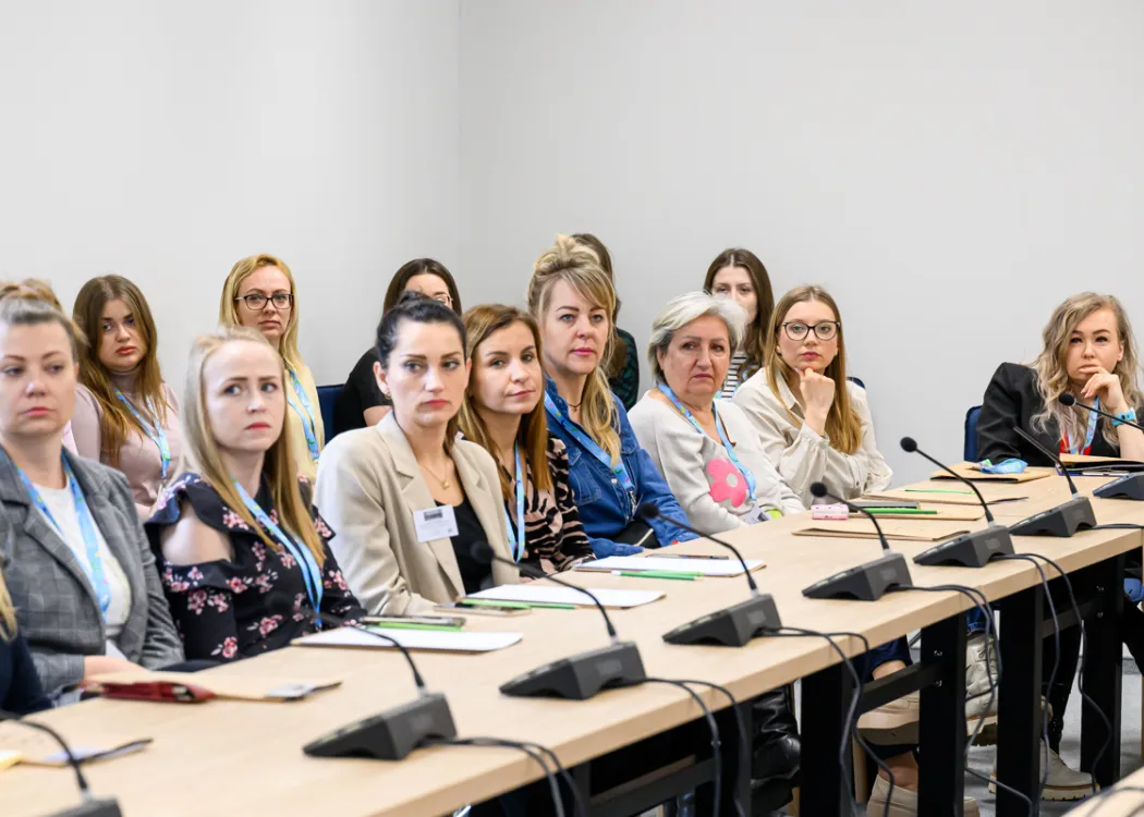 Słuchacze seminarium o pieczy zastępczej siedzą 