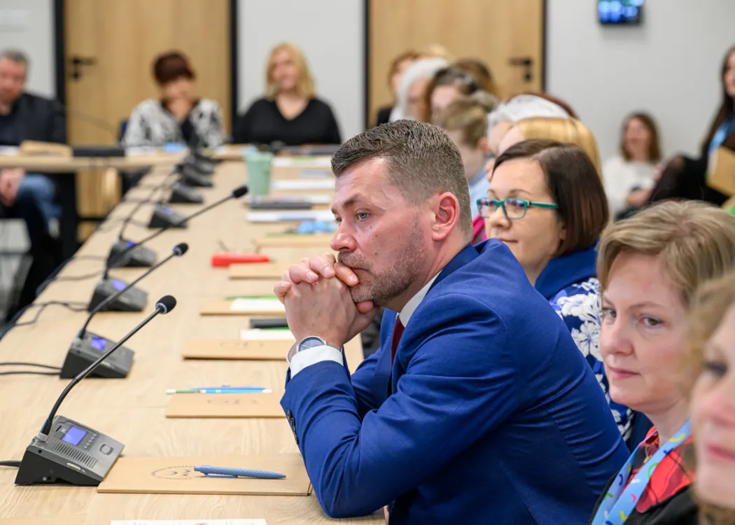 Słuchacze seminarium o pieczy zastępczej siedzą 