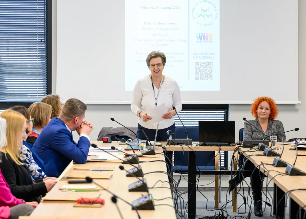 Hanna Kędzierska przemawia na seminarium