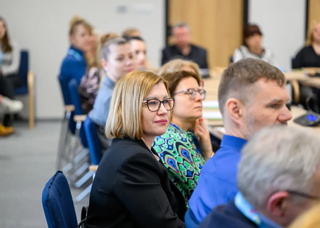 Słuchacze seminarium o pieczy zastępczej siedzą 
