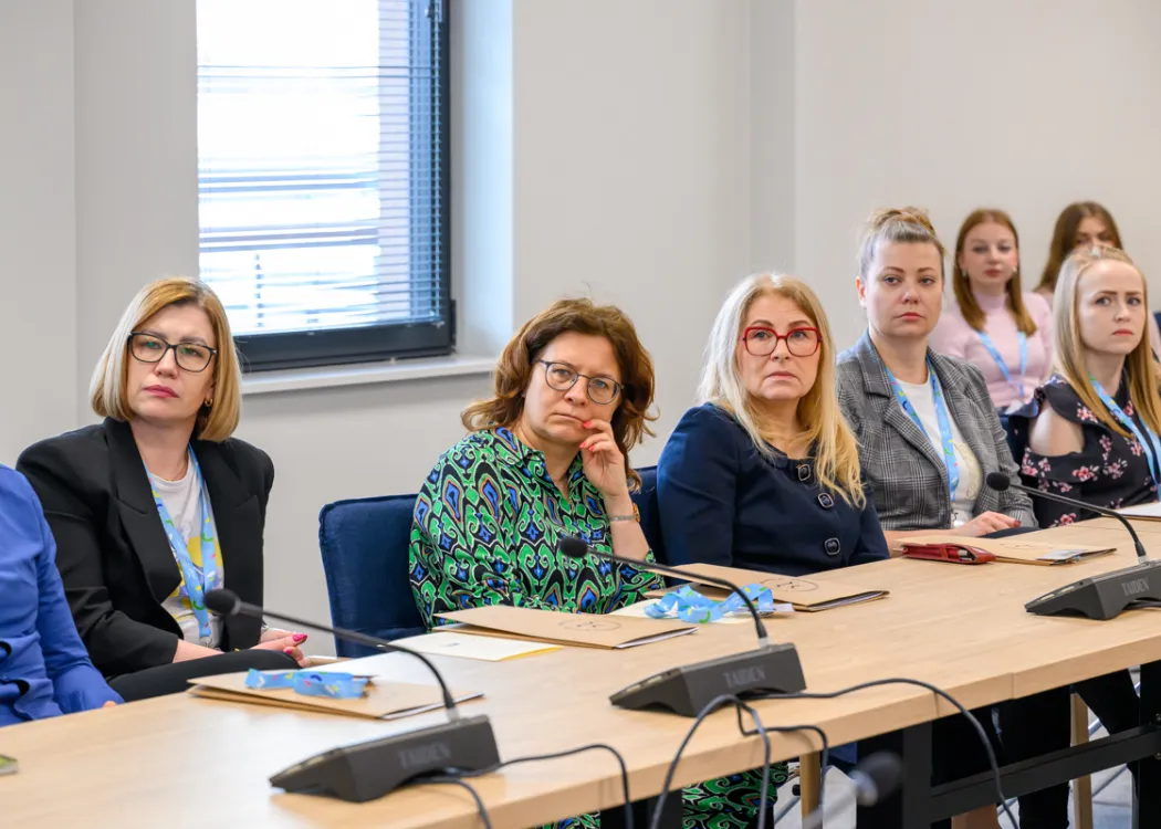 Słuchacze seminarium o pieczy zastępczej siedzą 
