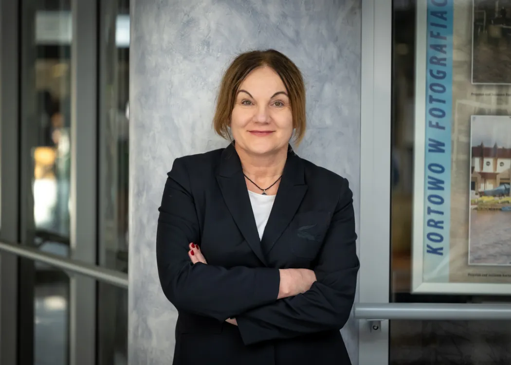 Prof. Anita Franczak stoi przed budynkiem