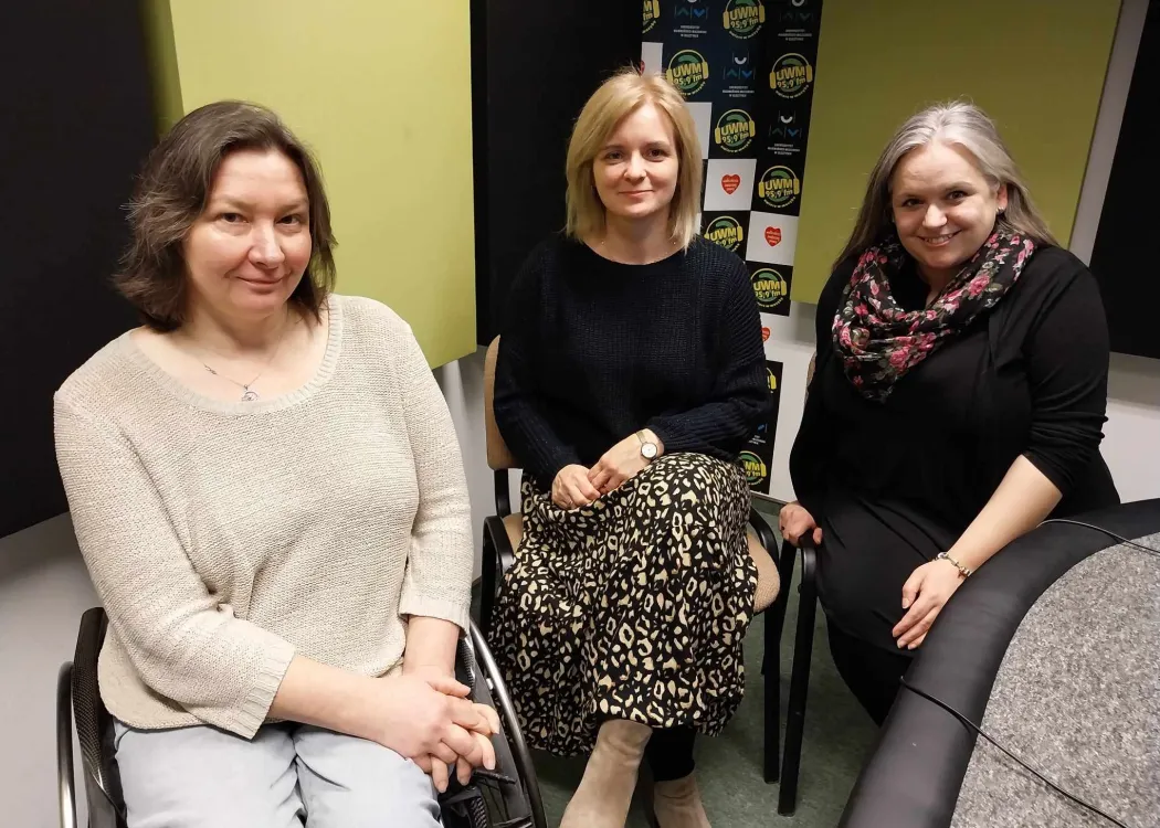 Od lewej: dr hab. Ewa Kujawska-Lis, prof. UWM, dr hab. Katarzyna Ćwirynkało, prof. UWM i Daria Bruszewska-Przytuła, redaktorka naczelna "Wiadomości Uniwersyteckich" w studiu Radia UWM FM
