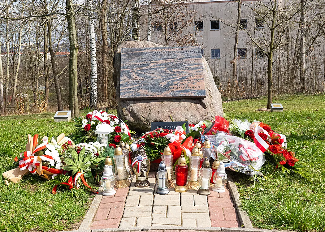 Pomnik katyński z kwiatami