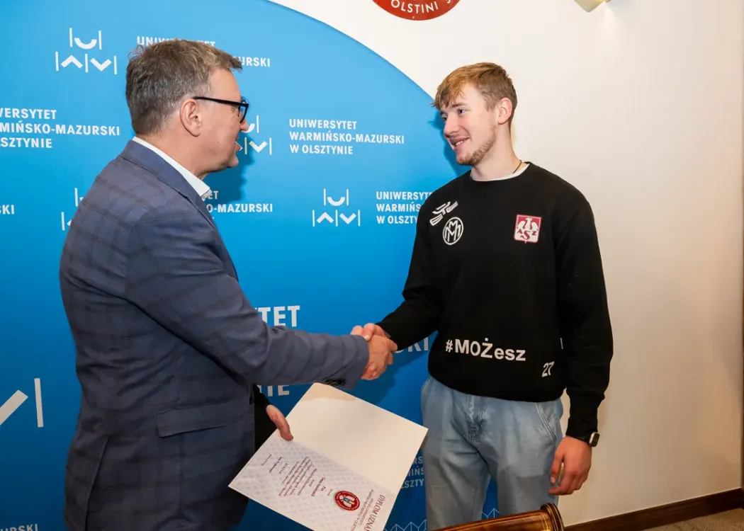 Rektor wręcza nagrodę zawodnikowi AZS UWM Olsztyn