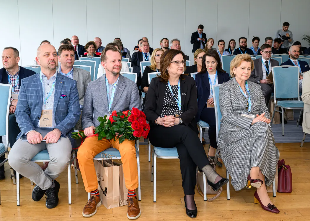 Goście konferencji siedzą