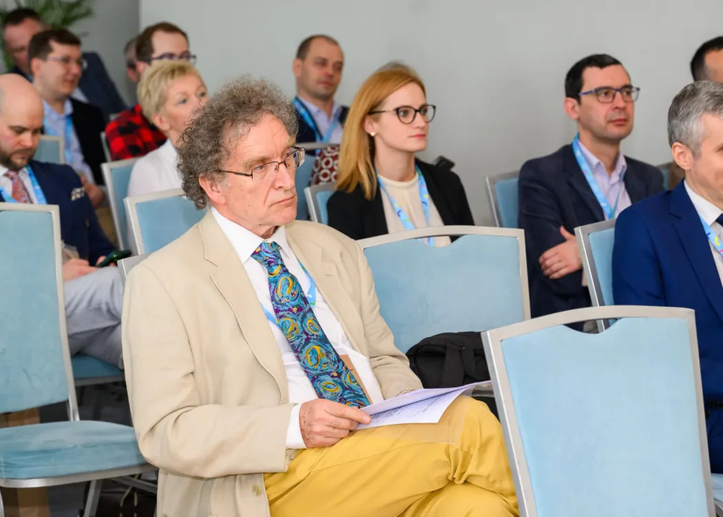 Słuchacze konferencji siedzą
