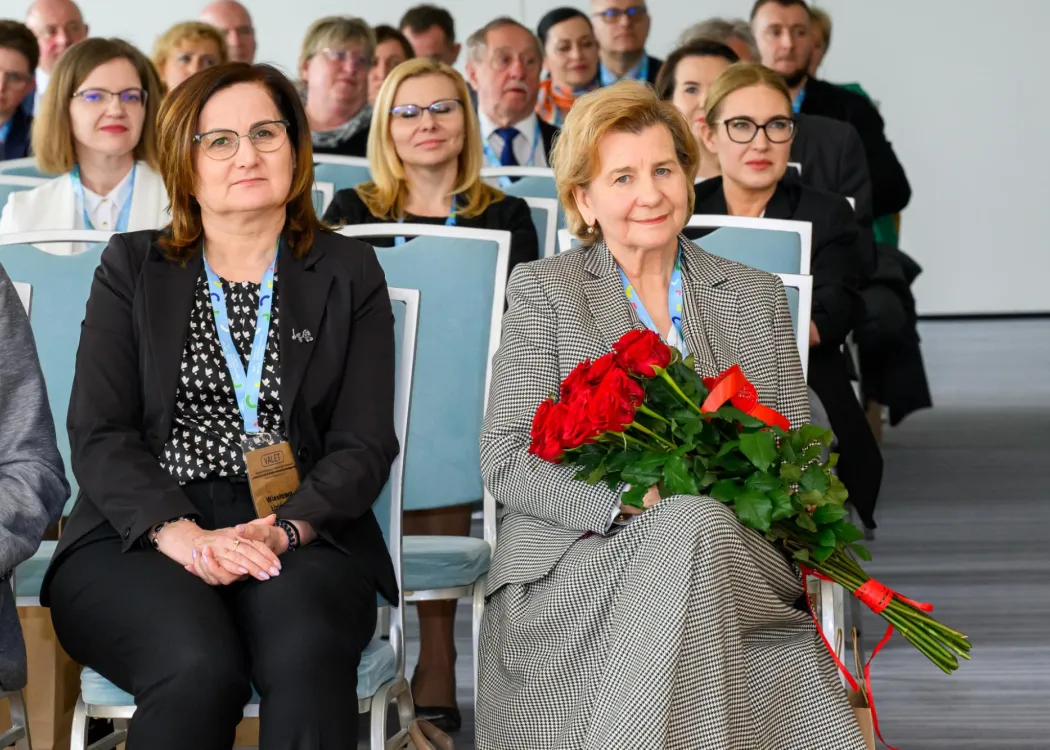 Słuchacze konferencji siedzą