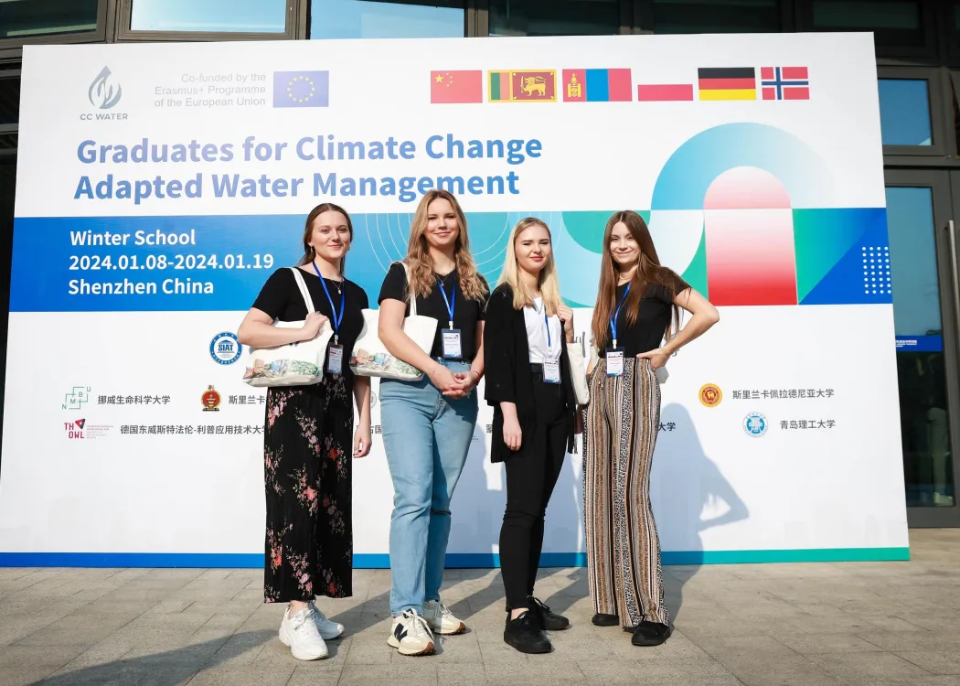 studentki UWM stoja przed banerem