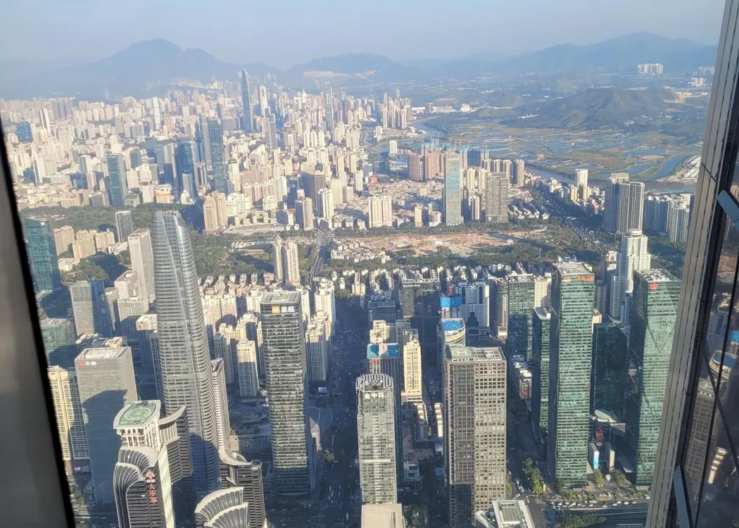 Widok na Shenzen z okna wieżowca