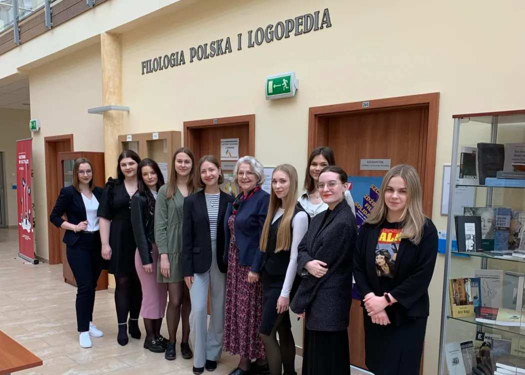 Studentki polonistyki z UWM i prof. Renata Makarewicz