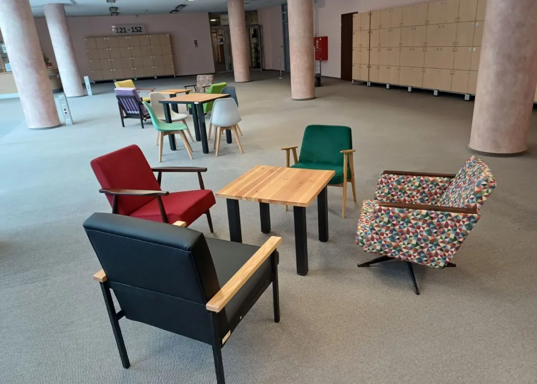 Odnowione meble - wystawa w Bibliotece Uniwersyteckiej