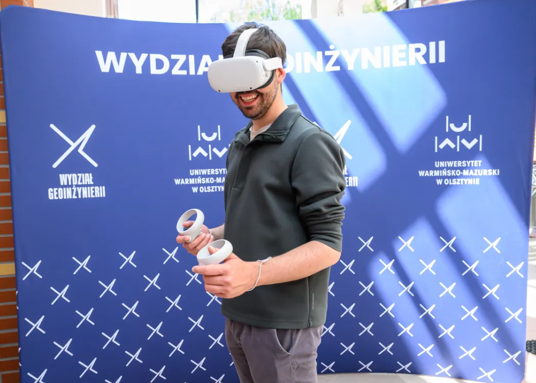 student w okularach do VR
