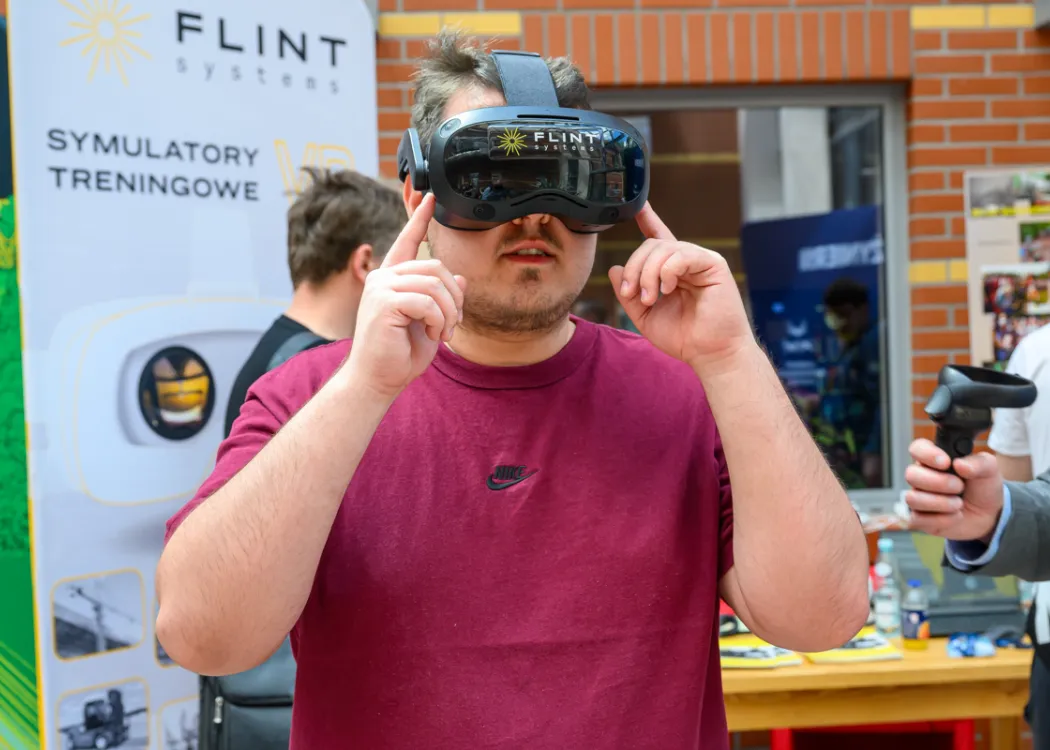 student w okularach do VR