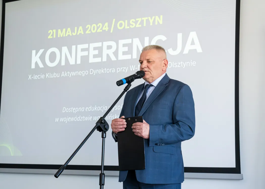 Waldemar Żakowski, stoi i mówi