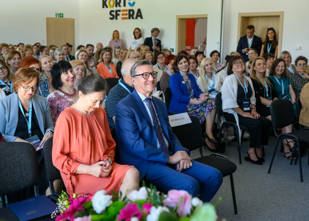 rektor siedzi, w tle dyrektorki siedzące