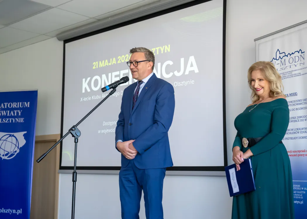 rektor stoi i mówi