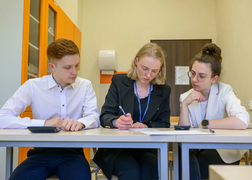 studenci rozwiązują test