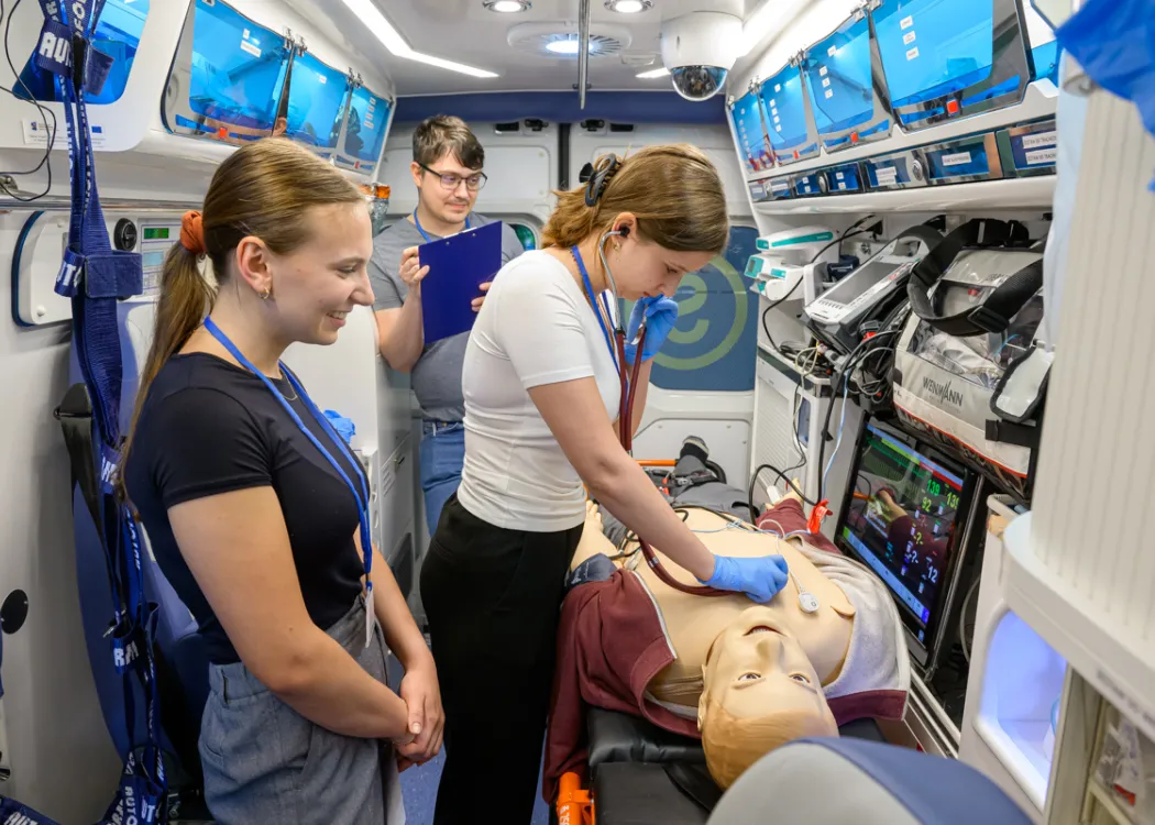 dwie studentki reanimują fantoma w ambulansie
