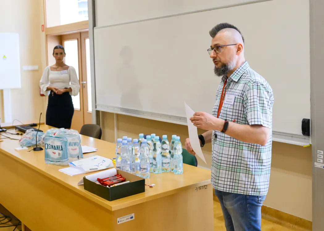 wykładowca stoi