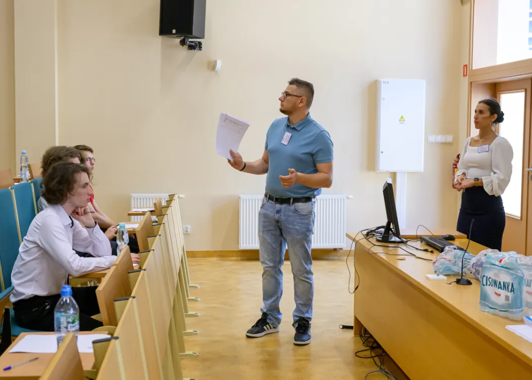 wykładowca stoi