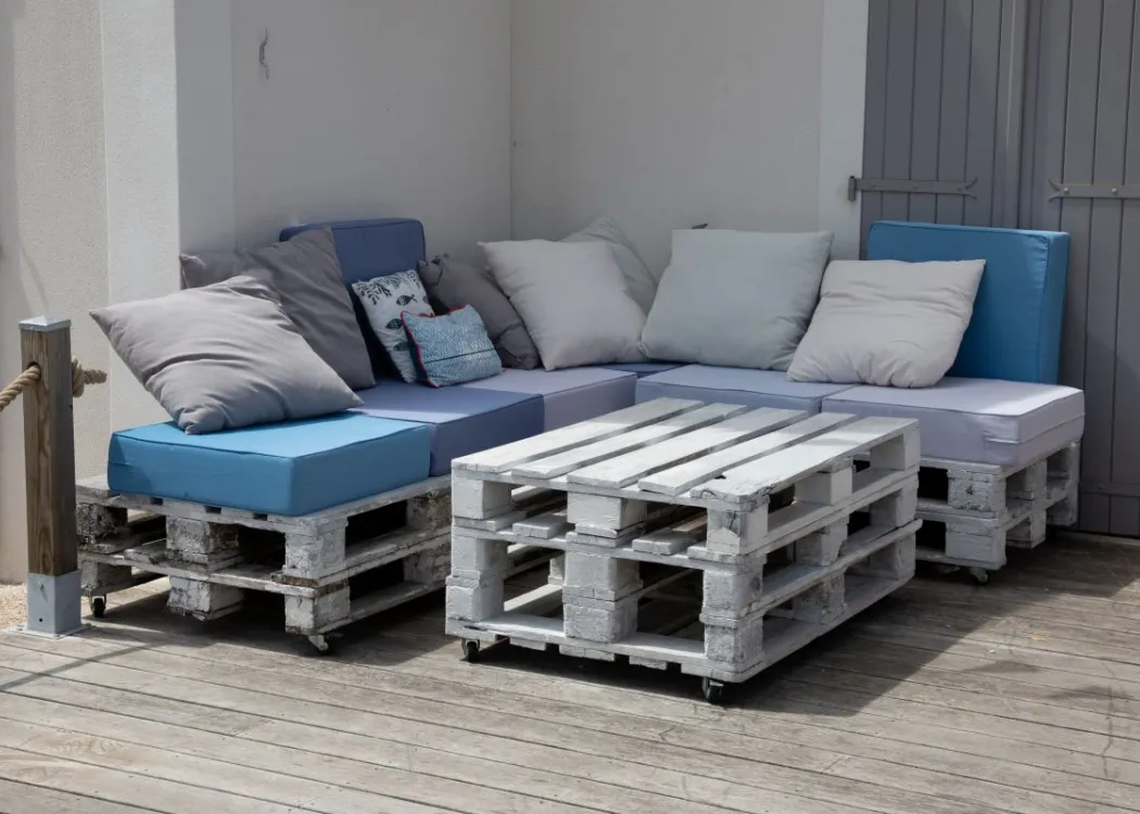 kanapa z drewnianych palet