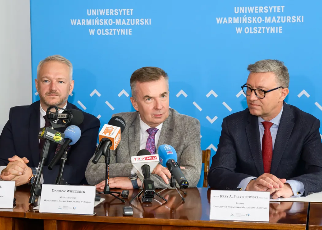 Dariusz Wieczorek (w środku) podczas konferencji prasowej na UWM