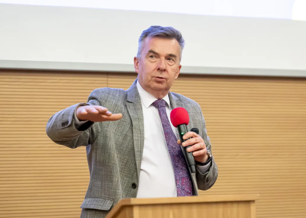 Minister nauki Dariusz Wieczorek podczas spotkania na UWM