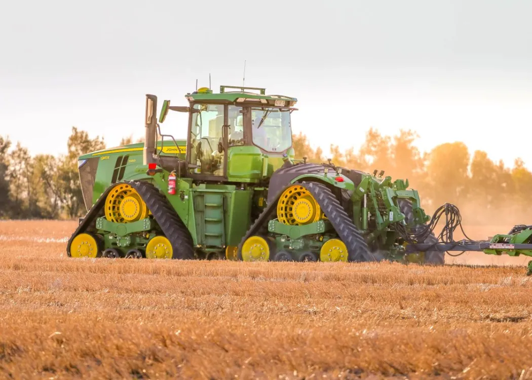 traktor na polu