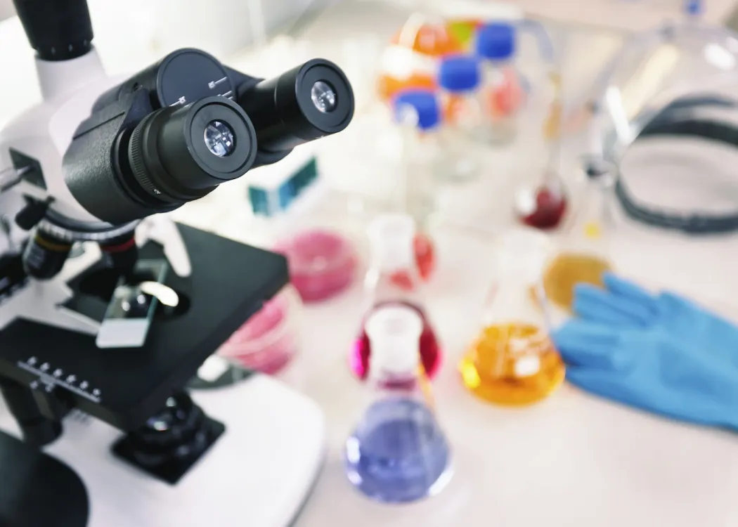 Mikroskop w laboratorium / fot. Freepik