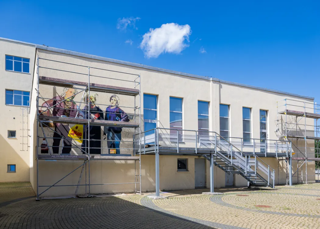 Mural na budynku Wydziału Humanistycznego UWM w czasie powstawania