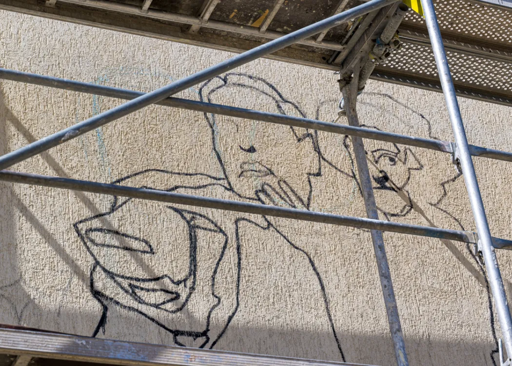 Mural na budynku Wydziału Humanistycznego UWM w czasie powstawania