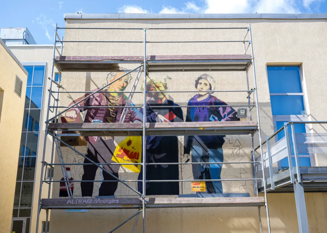 Mural na budynku Wydziału Humanistycznego UWM w czasie powstawania