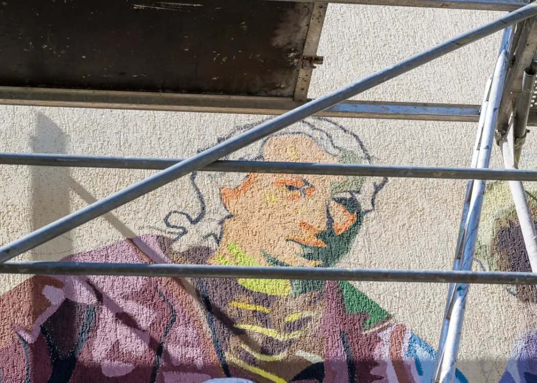 Mural na budynku Wydziału Humanistycznego UWM w czasie powstawania