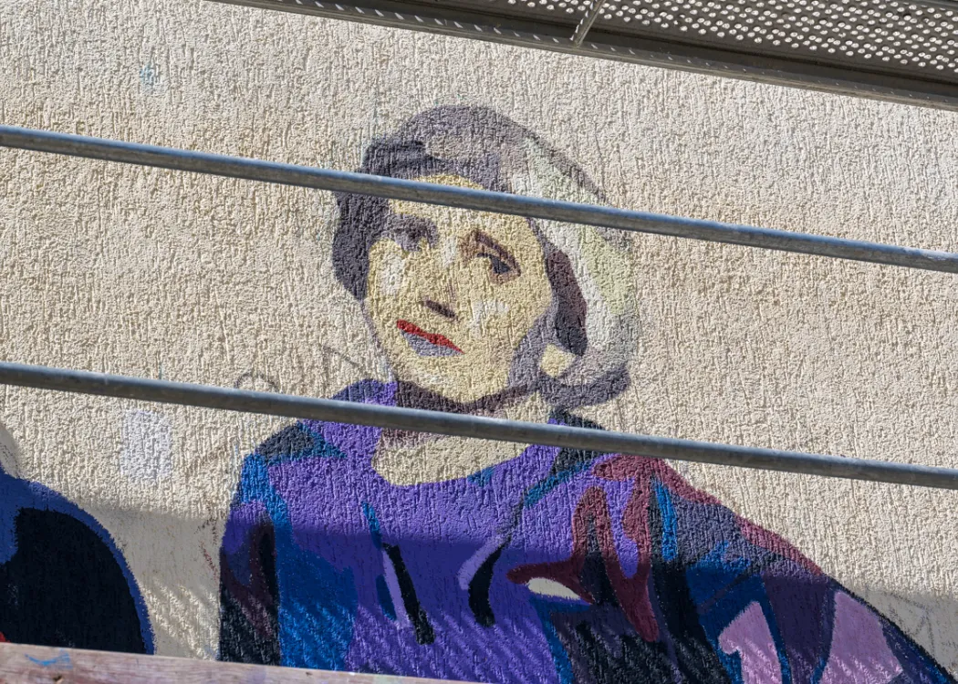 Mural na budynku Wydziału Humanistycznego UWM w czasie powstawania