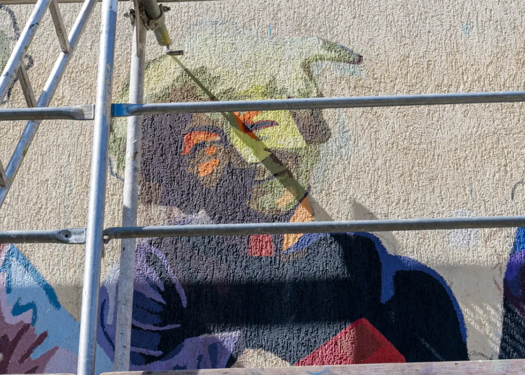 Mural na budynku Wydziału Humanistycznego UWM w czasie powstawania