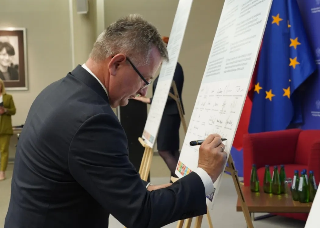 Prof. Jerzy Jaroszewski podpisuje Deklarację Społecznej Odpowiedzialności Uczelni