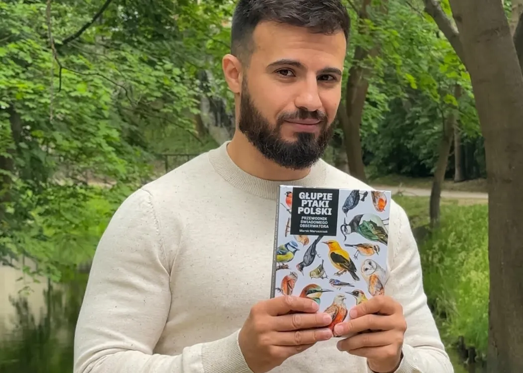 Marek Maruszczak z książką "Głupie ptaki Polski"
