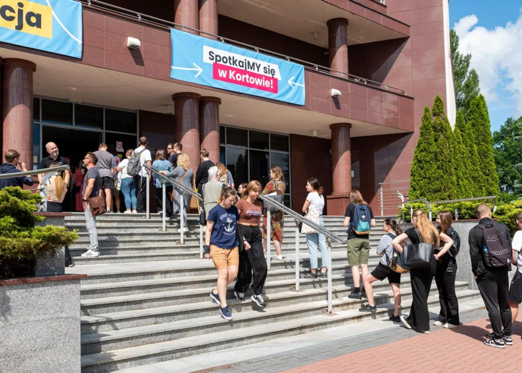 Kandydaci na studia przed Biblioteką Uniwersytecką UWM 